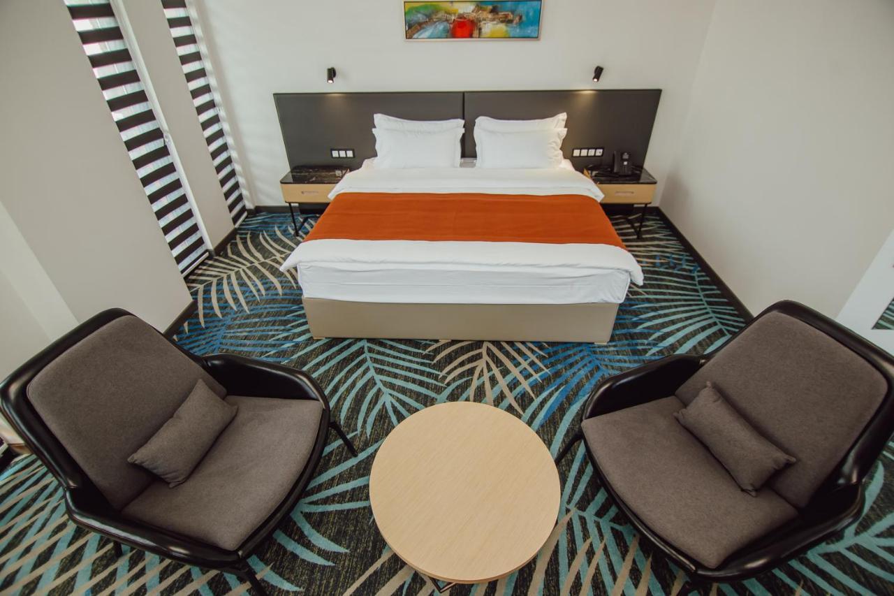 Graphic Hotel Batumi Exterior photo