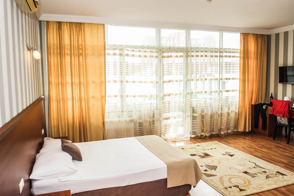 Graphic Hotel Batumi Exterior photo